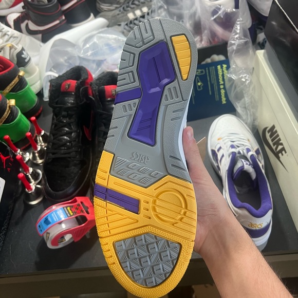 ASICS lakers color way - Picture 5 of 5
